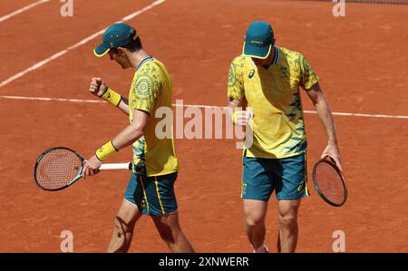 Paris, Frankreich. August 2024. Die australischen John Peers und Matthew Ebden reagieren am siebten Tag der Olympischen Spiele in Paris am Freitag, den 02. August 2024 im Halbfinalspiel der Männer-Doppel gegen Tommy Paul und Taylor Fritz in Roland Garros. Australien gewann das Match 2-0 Foto: Hugo Philpott/UPI Credit: UPI/Alamy Live News Stockfoto