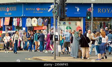 Edinburgh, Schottland, Vereinigtes Königreich 2. August 2024. Wetter in Großbritannien: Sonnig sah, wie Touristen und Einheimische die Royal Mile in Sunny am ersten Tag des Randes im Stadtzentrum besuchen, als Acts Flugblätter und kostenlose Tickets für das jährliche Ritual verteilten. Credit Gerard Ferry/Alamy Live News Stockfoto