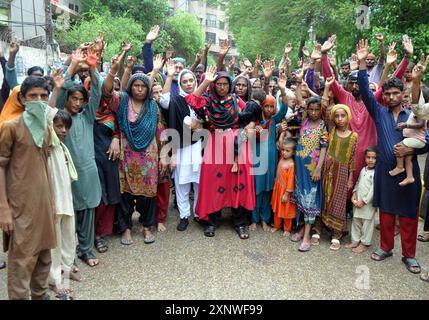 Die Einwohner von Latifabad halten am Freitag, den 2. August 2024, im Pressesaal von Hyderabad eine Protestdemonstration gegen die hohe Händigkeit von Landraubern ab. Stockfoto