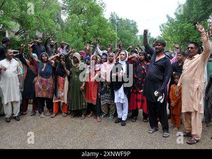 Die Einwohner von Latifabad halten am Freitag, den 2. August 2024, im Pressesaal von Hyderabad eine Protestdemonstration gegen die hohe Händigkeit von Landraubern ab. Stockfoto