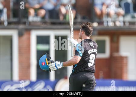 Derby, Großbritannien. August 2024. Gareth Roderick aus Worcestershire feiert sein Jahrhundert während des Metrobank One Day Cup-Spiels zwischen Derbyshire CCC und Worcestershire CCC am 2. August 2024 im County Ground in Derby, England. Foto von Stuart Leggett. Nur redaktionelle Verwendung, Lizenz für kommerzielle Nutzung erforderlich. Keine Verwendung bei Wetten, Spielen oder Publikationen eines einzelnen Clubs/einer Liga/eines Spielers. Quelle: UK Sports Pics Ltd/Alamy Live News Stockfoto