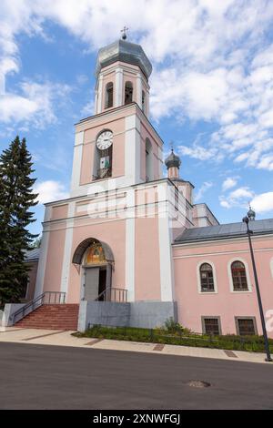 Kathedrale der lebensspendenden Dreifaltigkeit. Valday, Russland. Vertikales Foto Stockfoto