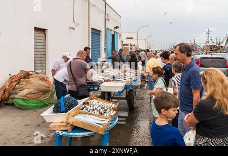 Trapani, Sizilien, Italien - 25. September 2016: Menschen auf dem Frischfischmarkt in der Stadt Trapani. Stockfoto