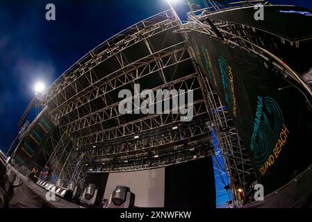 Sottomarina Sound Beach, Chioggia - Sottomarina (VE), Italien, 31. Juli 2024, Alfas Bühne von Sottomarina SoundBeach während der ALFA Tour estivo 2024 - IT Stockfoto