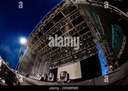 Sottomarina Sound Beach, Chioggia - Sottomarina (VE), Italien, 31. Juli 2024, Alfas Bühne von Sottomarina SoundBeach während der ALFA Tour estivo 2024 - IT Stockfoto