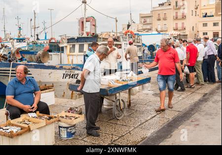 Trapani, Sizilien, Italien - 25. September 2016: Menschen auf dem Frischfischmarkt in der Stadt Trapani. Stockfoto