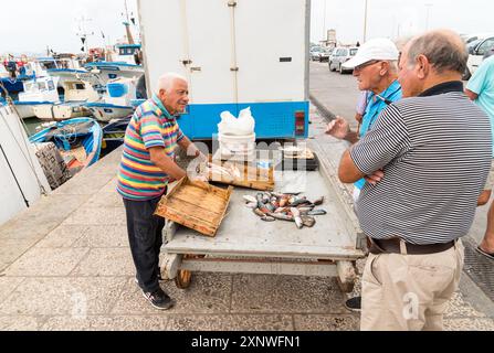 Trapani, Sizilien, Italien - 25. September 2016: Menschen auf dem Frischfischmarkt in der Stadt Trapani. Stockfoto