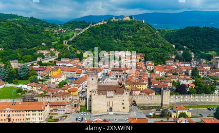 Marostica, Vicenza, Italien – Ein fesselnder Blick auf die historische Stadt Marostica, bekannt für ihren mittelalterlichen Charme und den berühmten Schachbrettplatz. Die Stadt Stockfoto