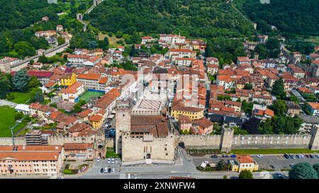 Marostica, Vicenza, Italien – Ein fesselnder Blick auf die historische Stadt Marostica, bekannt für ihren mittelalterlichen Charme und den berühmten Schachbrettplatz. Die Stadt Stockfoto