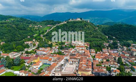 Marostica, Vicenza, Italien – Ein fesselnder Blick auf die historische Stadt Marostica, bekannt für ihren mittelalterlichen Charme und den berühmten Schachbrettplatz. Die Stadt Stockfoto