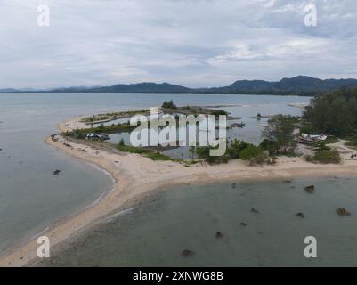 Kap Pakarang, Küste Thailands, Fischerboote und kleine Bucht. Luftaufnahme. Stockfoto