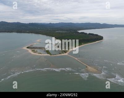 Kap Pakarang, Küste Thailands, Fischerboote und kleine Bucht. Luftaufnahme. Stockfoto