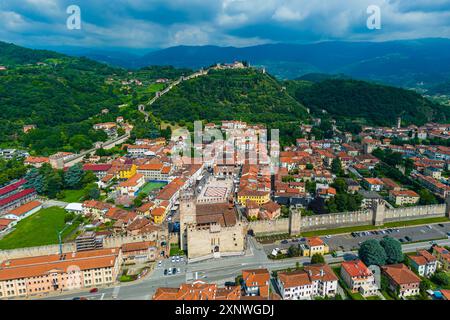 Marostica, Vicenza, Italien – Ein fesselnder Blick auf die historische Stadt Marostica, bekannt für ihren mittelalterlichen Charme und den berühmten Schachbrettplatz. Die Stadt Stockfoto