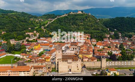 Marostica, Vicenza, Italien – Ein fesselnder Blick auf die historische Stadt Marostica, bekannt für ihren mittelalterlichen Charme und den berühmten Schachbrettplatz. Die Stadt Stockfoto