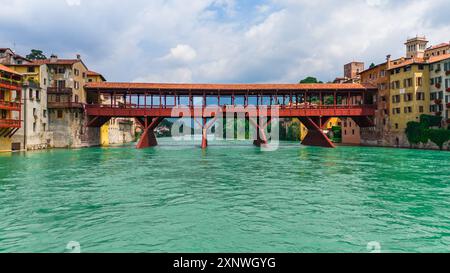 Ponte degli Alpini in Bassano del Grappa, Veneto, Italien – eine berühmte Holzbrücke über den Fluss Brenta, bekannt für ihre unverwechselbare Architektur und Stockfoto