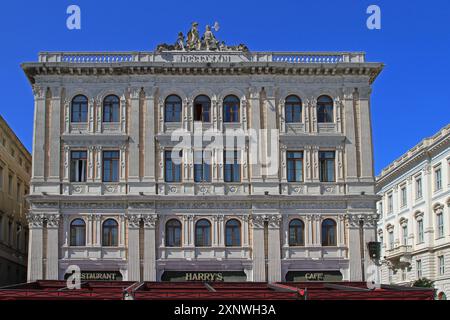 Triest, Italien - 18. Mai 2010: Berühmtes Harrys Cafe und Restaurant am Unity of Italy Square, Frühlingstag. Stockfoto