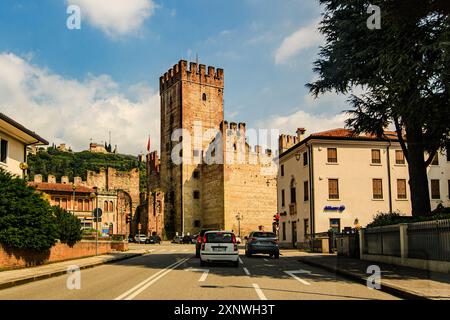 Marostica, Vicenza, Italien – Ein fesselnder Blick auf die historische Stadt Marostica, bekannt für ihren mittelalterlichen Charme und den berühmten Schachbrettplatz. Die Stadt Stockfoto