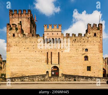 Marostica, Vicenza, Italien – Ein fesselnder Blick auf die historische Stadt Marostica, bekannt für ihren mittelalterlichen Charme und den berühmten Schachbrettplatz. Die Stadt Stockfoto