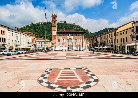 Marostica, Vicenza, Italien – Ein fesselnder Blick auf die historische Stadt Marostica, bekannt für ihren mittelalterlichen Charme und den berühmten Schachbrettplatz. Die Stadt Stockfoto