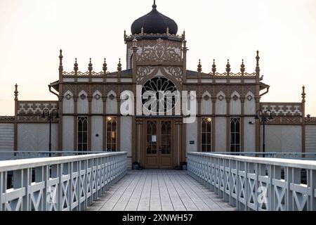 Varberg, Halland, Schweden. August 2024. Pier und Fassade von Varbergs Kallbadhus. Mit einer Geschichte, die bis in die erste Hälfte des 19. Jahrhunderts zurückreicht und in einem markanten, orientalischen Gebäude untergebracht ist, ist das Kallbadhuset Varberg eines der bekanntesten Kaltwasserhäuser in Schweden (Credit Image: © Kristian Tuxen Ladegaard Berg/ZUMA Press Wire) NUR ZUR REDAKTIONELLEN VERWENDUNG! Nicht für kommerzielle ZWECKE! Stockfoto