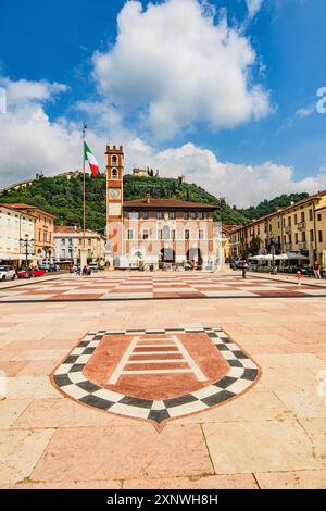 Marostica, Vicenza, Italien – Ein fesselnder Blick auf die historische Stadt Marostica, bekannt für ihren mittelalterlichen Charme und den berühmten Schachbrettplatz. Die Stadt Stockfoto