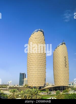 Abu Dhabi, VAE - 27. Februar 2023: Die moderne Architektur von Burj al Bahr, auch bekannt als Pineapple Towers. Es hat einen reaktionsschnellen Fassadenwechsel Stockfoto
