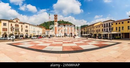 Marostica, Vicenza, Italien – Ein fesselnder Blick auf die historische Stadt Marostica, bekannt für ihren mittelalterlichen Charme und den berühmten Schachbrettplatz. Die Stadt Stockfoto