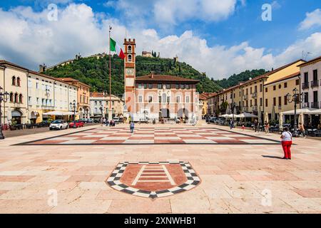 Marostica, Vicenza, Italien – Ein fesselnder Blick auf die historische Stadt Marostica, bekannt für ihren mittelalterlichen Charme und den berühmten Schachbrettplatz. Die Stadt Stockfoto