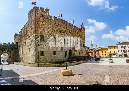 Marostica, Vicenza, Italien – Ein fesselnder Blick auf die historische Stadt Marostica, bekannt für ihren mittelalterlichen Charme und den berühmten Schachbrettplatz. Die Stadt Stockfoto