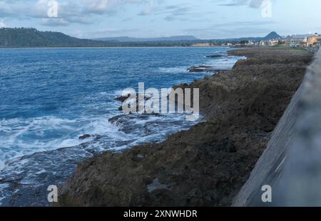 563 SE-Blick von der Kreuzung Maximo Gomez Street über die 2 km lange Uferpromenade El Malecon entlang der Bahia Miel-Honey Bay. Baracoa-Kuba. Stockfoto