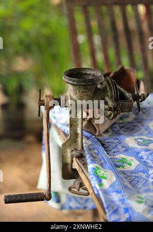 567 Alte Tischschleifmaschine, Vintage-Modell aus den 1950er Jahren, das noch in einer Kakaofarm auf dem soziokulturellen Weg der Ruta del Cacao Route arbeitet. Baracoa-Kuba. Stockfoto