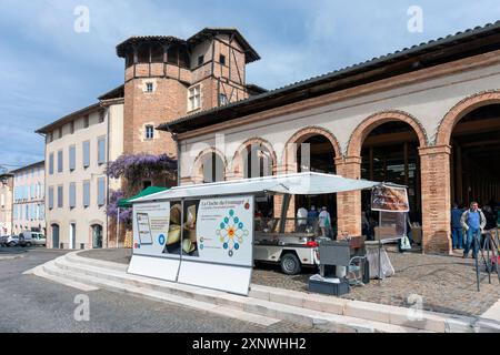 Frankreich, Region Okzitanien, Gaillac, historische Architektur am Place du Griffoul (Platz im Stadtzentrum) am Markttag Stockfoto