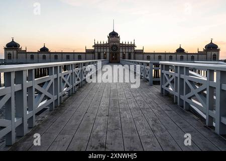 Pier und Fassade von Varbergs Kallbadhus. Mit einer Geschichte, die bis in die erste Hälfte des 19. Jahrhunderts zurückreicht und in einem markanten Gebäude im orientalischen Stil untergebracht ist, ist das Kallbadhuset Varberg eines der bekanntesten Kaltbadehäuser in Schweden Varberg Barnens Badstrand Schweden Copyright: XKristianxTuxenxLadegaardxBergx 2E6A1561 Stockfoto