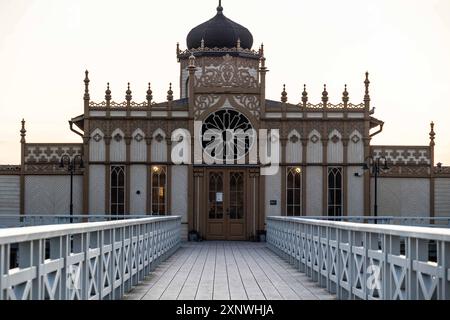 Pier und Fassade von Varbergs Kallbadhus. Mit einer Geschichte, die bis in die erste Hälfte des 19. Jahrhunderts zurückreicht und in einem markanten Gebäude im orientalischen Stil untergebracht ist, ist das Kallbadhuset Varberg eines der bekanntesten Kaltbadehäuser in Schweden Varberg Barnens Badstrand Schweden Copyright: XKristianxTuxenxLadegaardxBergx 2E6A1554 Stockfoto