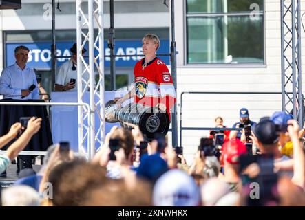 Linköping, Schweden. August 2024. Am 24. Juni 2024 war Gustav Forsling der erste Linköping HC-Spieler, der die verherrlichte Stanley Cup-Trophäe in den Himmel hob, als er und seine Florida Panthers die Edmonton Oilers in den Stanley Cup Playoffs besiegten. Jetzt ist die Stanley Cup Trophäe auf Tournee um die Welt und am Freitag kam sie in der Saab Arena in Linköping, Schweden. Quelle: Jeppe Gustafsson/Alamy Live News Stockfoto