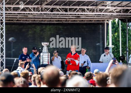 Linköping, Schweden. August 2024. Am 24. Juni 2024 war Gustav Forsling der erste Linköping HC-Spieler, der die verherrlichte Stanley Cup-Trophäe in den Himmel hob, als er und seine Florida Panthers die Edmonton Oilers in den Stanley Cup Playoffs besiegten. Jetzt ist die Stanley Cup Trophäe auf Tournee um die Welt und am Freitag kam sie in der Saab Arena in Linköping, Schweden. Quelle: Jeppe Gustafsson/Alamy Live News Stockfoto