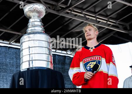 Linköping, Schweden. August 2024. Am 24. Juni 2024 war Gustav Forsling der erste Linköping HC-Spieler, der die verherrlichte Stanley Cup-Trophäe in den Himmel hob, als er und seine Florida Panthers die Edmonton Oilers in den Stanley Cup Playoffs besiegten. Jetzt ist die Stanley Cup Trophäe auf Tournee um die Welt und am Freitag kam sie in der Saab Arena in Linköping, Schweden. Quelle: Jeppe Gustafsson/Alamy Live News Stockfoto