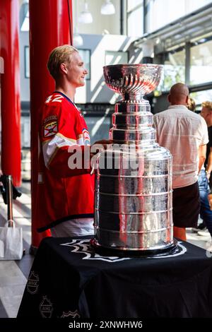 Linköping, Schweden. August 2024. Am 24. Juni 2024 war Gustav Forsling der erste Linköping HC-Spieler, der die verherrlichte Stanley Cup-Trophäe in den Himmel hob, als er und seine Florida Panthers die Edmonton Oilers in den Stanley Cup Playoffs besiegten. Jetzt ist die Stanley Cup Trophäe auf Tournee um die Welt und am Freitag kam sie in der Saab Arena in Linköping, Schweden. Quelle: Jeppe Gustafsson/Alamy Live News Stockfoto