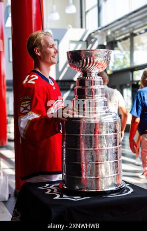 Linköping, Schweden. August 2024. Am 24. Juni 2024 war Gustav Forsling der erste Linköping HC-Spieler, der die verherrlichte Stanley Cup-Trophäe in den Himmel hob, als er und seine Florida Panthers die Edmonton Oilers in den Stanley Cup Playoffs besiegten. Jetzt ist die Stanley Cup Trophäe auf Tournee um die Welt und am Freitag kam sie in der Saab Arena in Linköping, Schweden. Quelle: Jeppe Gustafsson/Alamy Live News Stockfoto