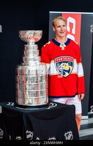 Linköping, Schweden. August 2024. Am 24. Juni 2024 war Gustav Forsling der erste Linköping HC-Spieler, der die verherrlichte Stanley Cup-Trophäe in den Himmel hob, als er und seine Florida Panthers die Edmonton Oilers in den Stanley Cup Playoffs besiegten. Jetzt ist die Stanley Cup Trophäe auf Tournee um die Welt und am Freitag kam sie in der Saab Arena in Linköping, Schweden. Quelle: Jeppe Gustafsson/Alamy Live News Stockfoto