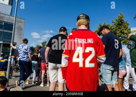 Linköping, Schweden. August 2024. Am 24. Juni 2024 war Gustav Forsling der erste Linköping HC-Spieler, der die verherrlichte Stanley Cup-Trophäe in den Himmel hob, als er und seine Florida Panthers die Edmonton Oilers in den Stanley Cup Playoffs besiegten. Jetzt ist die Stanley Cup Trophäe auf Tournee um die Welt und am Freitag kam sie in der Saab Arena in Linköping, Schweden. Quelle: Jeppe Gustafsson/Alamy Live News Stockfoto