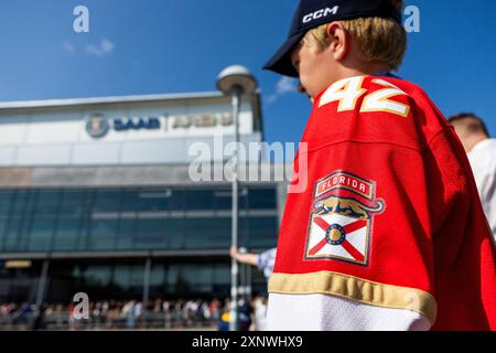 Linköping, Schweden. August 2024. Am 24. Juni 2024 war Gustav Forsling der erste Linköping HC-Spieler, der die verherrlichte Stanley Cup-Trophäe in den Himmel hob, als er und seine Florida Panthers die Edmonton Oilers in den Stanley Cup Playoffs besiegten. Jetzt ist die Stanley Cup Trophäe auf Tournee um die Welt und am Freitag kam sie in der Saab Arena in Linköping, Schweden. Quelle: Jeppe Gustafsson/Alamy Live News Stockfoto