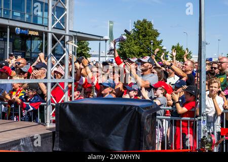 Linköping, Schweden. August 2024. Am 24. Juni 2024 war Gustav Forsling der erste Linköping HC-Spieler, der die verherrlichte Stanley Cup-Trophäe in den Himmel hob, als er und seine Florida Panthers die Edmonton Oilers in den Stanley Cup Playoffs besiegten. Jetzt ist die Stanley Cup Trophäe auf Tournee um die Welt und am Freitag kam sie in der Saab Arena in Linköping, Schweden. Quelle: Jeppe Gustafsson/Alamy Live News Stockfoto