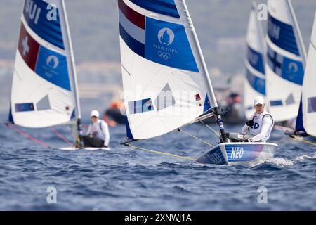 MARSEILLE - Matrosenjäger Marit Bouwmeester im Einsatz während der ILCA 6 Flottenrennen bei den Olympischen Spielen. ANP-SCHLEIFMASCHINE KONING Stockfoto