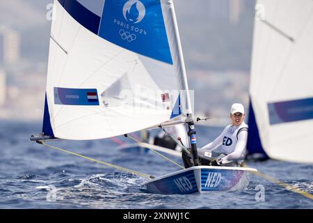 MARSEILLE - Matrosenjäger Marit Bouwmeester im Einsatz während der ILCA 6 Flottenrennen bei den Olympischen Spielen. ANP-SCHLEIFMASCHINE KONING Stockfoto