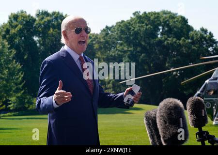 Washington, Vereinigte Staaten. August 2024. US-Präsident Joe Biden spricht mit den Medien auf dem South Lawn des Weißen Hauses in Washington, DC, während er am 2. August 2024 nach Wilmington, Delaware, abreist. Quelle: Yuri Gripas/Pool über CNP/dpa/Alamy Live News Stockfoto