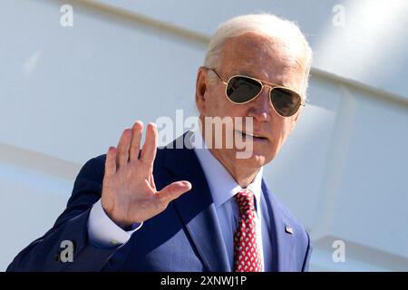 Washington, Vereinigte Staaten. August 2024. US-Präsident Joe Biden winkt den Medien zu, als er am 2. August 2024 vom Weißen Haus in Washington, DC, nach Wilmington, Delaware, abreist. Quelle: Yuri Gripas/Pool über CNP/dpa/Alamy Live News Stockfoto