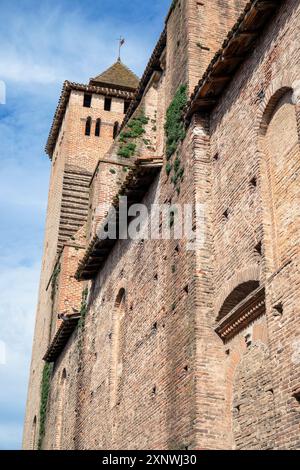 Frankreich, Region Okzitanien, Gaillac, Peterskirche (Eglise Saint-Pierre) mit dem antiken romanischen Turm von der Rue Saint-Pierre Stockfoto