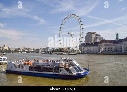 London, Großbritannien. 30. Juli 2024. Ein Boot auf der Themse fährt an einem heißen Sommertag am London Eye vorbei. Quelle: Vuk Valcic / Alamy Stockfoto