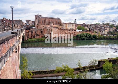 Frankreich, Region Okzitanien, Gaillac, Abbaye Saint Michel (Eglise Saint-Michel) oberhalb des Flusses Tarn von Pont Saint-Michel Stockfoto